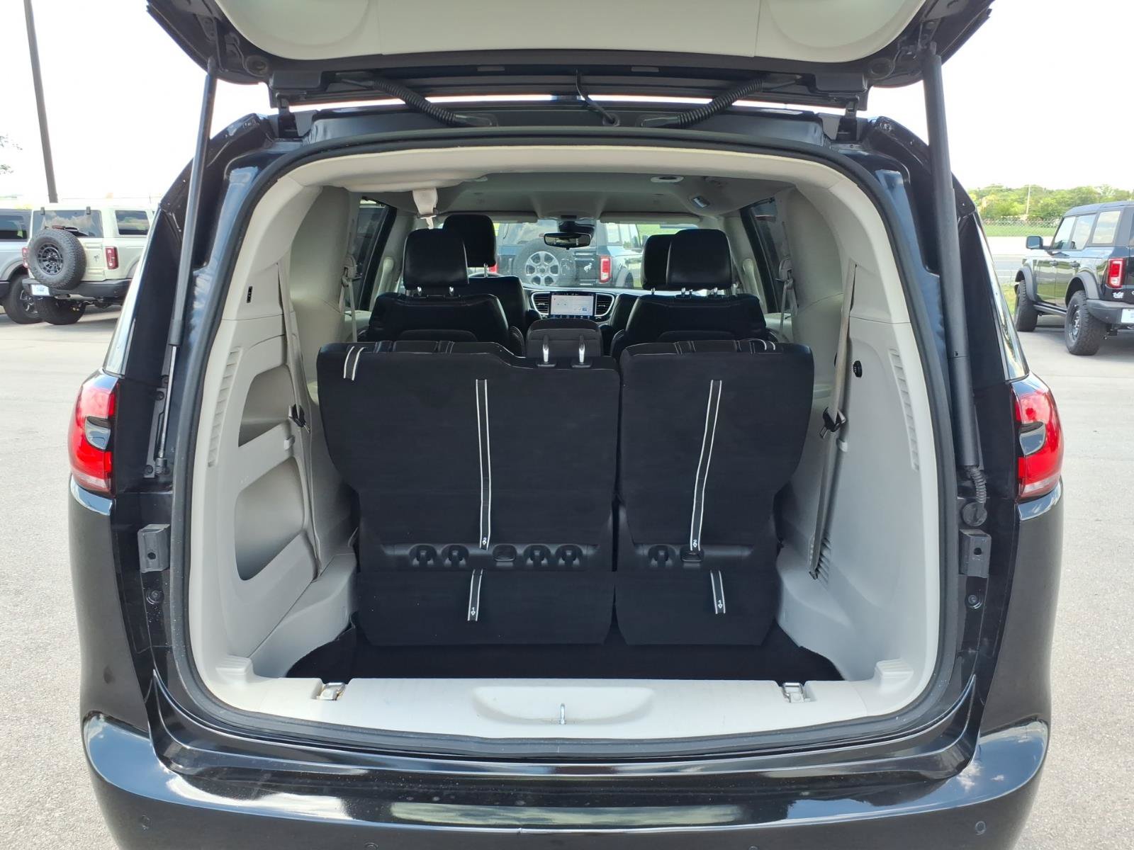 Used 2023 Chrysler Pacifica Touring-L FWD image 10