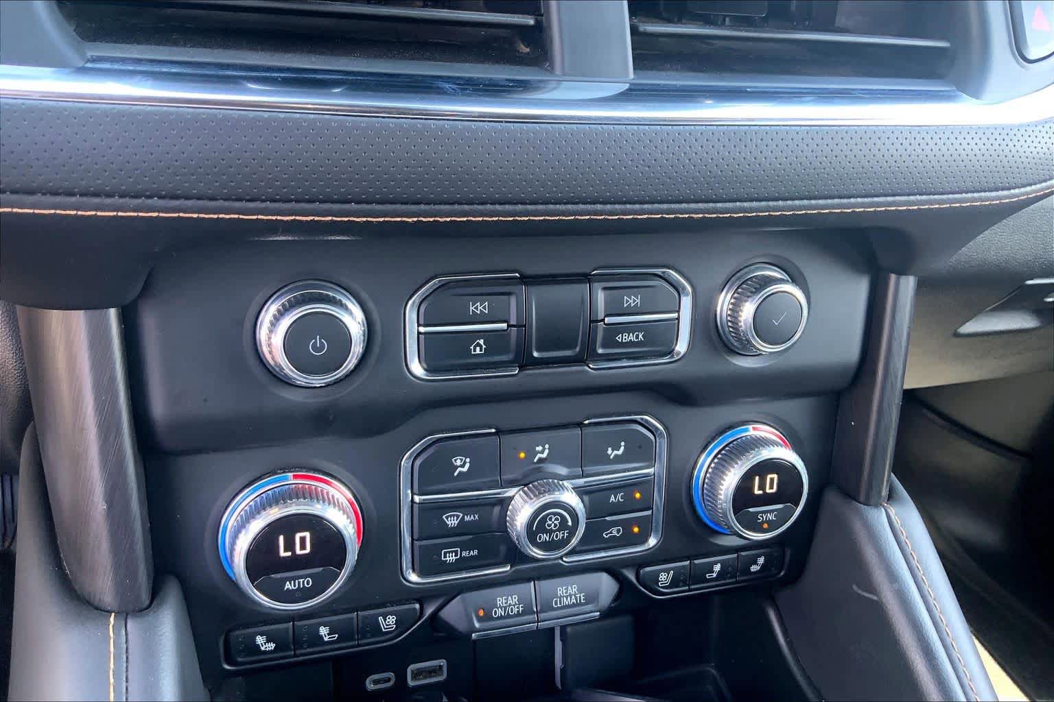 Used 2024 GMC Yukon XL AT4 w/ AT4 Premium Package AWD/4WD image 34