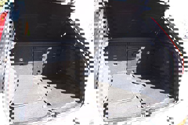 Used 2020 Volvo XC40 T4 Momentum image 14