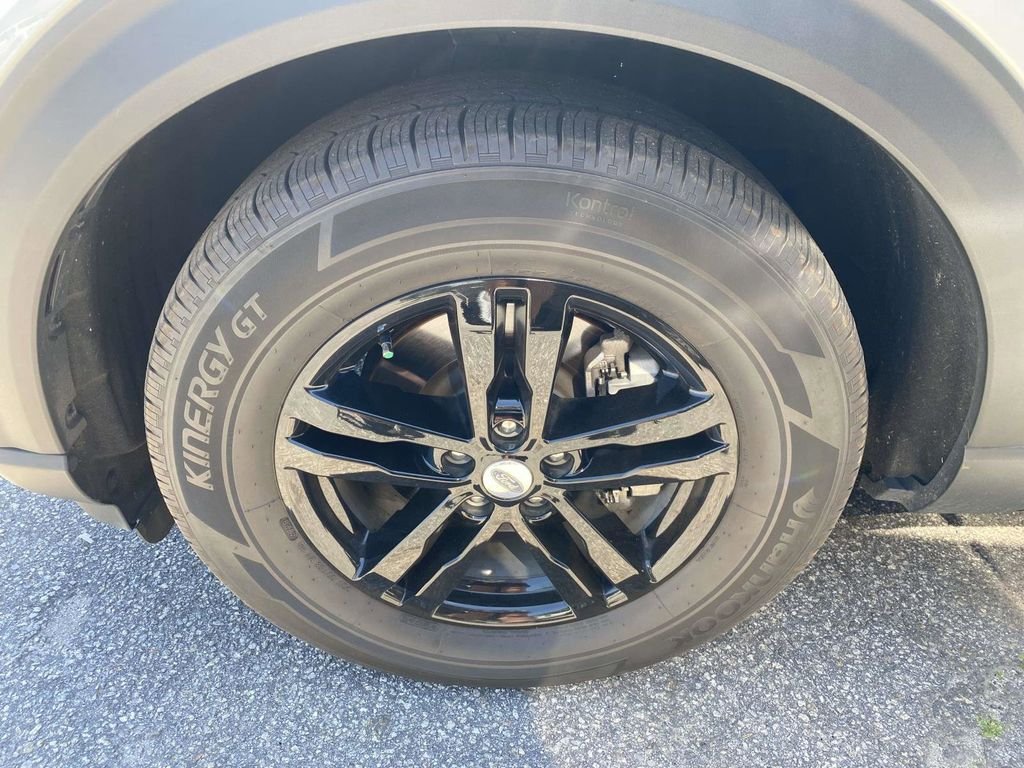 Certified 2024 Ford Explorer XLT RWD image 4