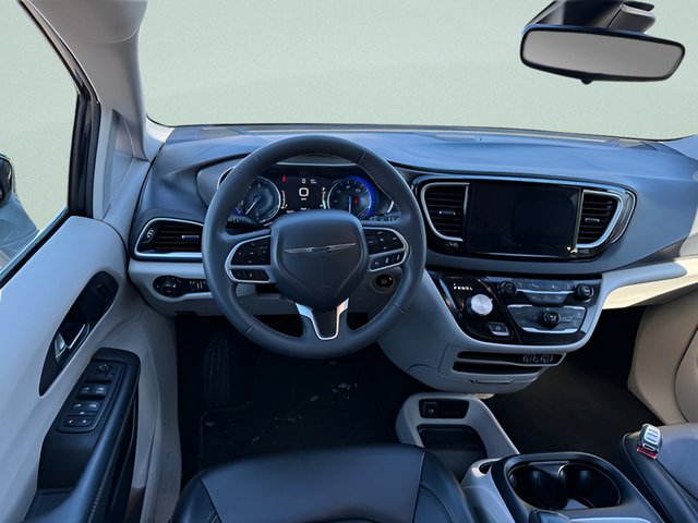 Used 2024 Chrysler Pacifica Touring-L FWD image 6