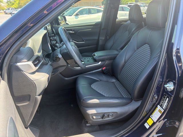 Used 2022 Toyota Highlander XSE FWD image 16
