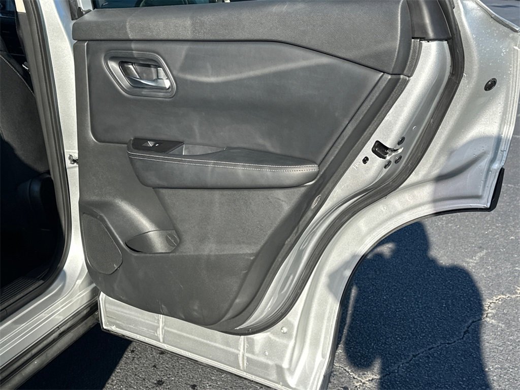 Used 2024 Nissan Rogue SV image 16