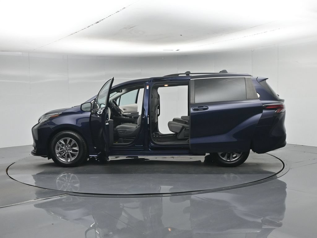 Used 2021 Toyota Sienna LE w/ LE Plus Package FWD image 40
