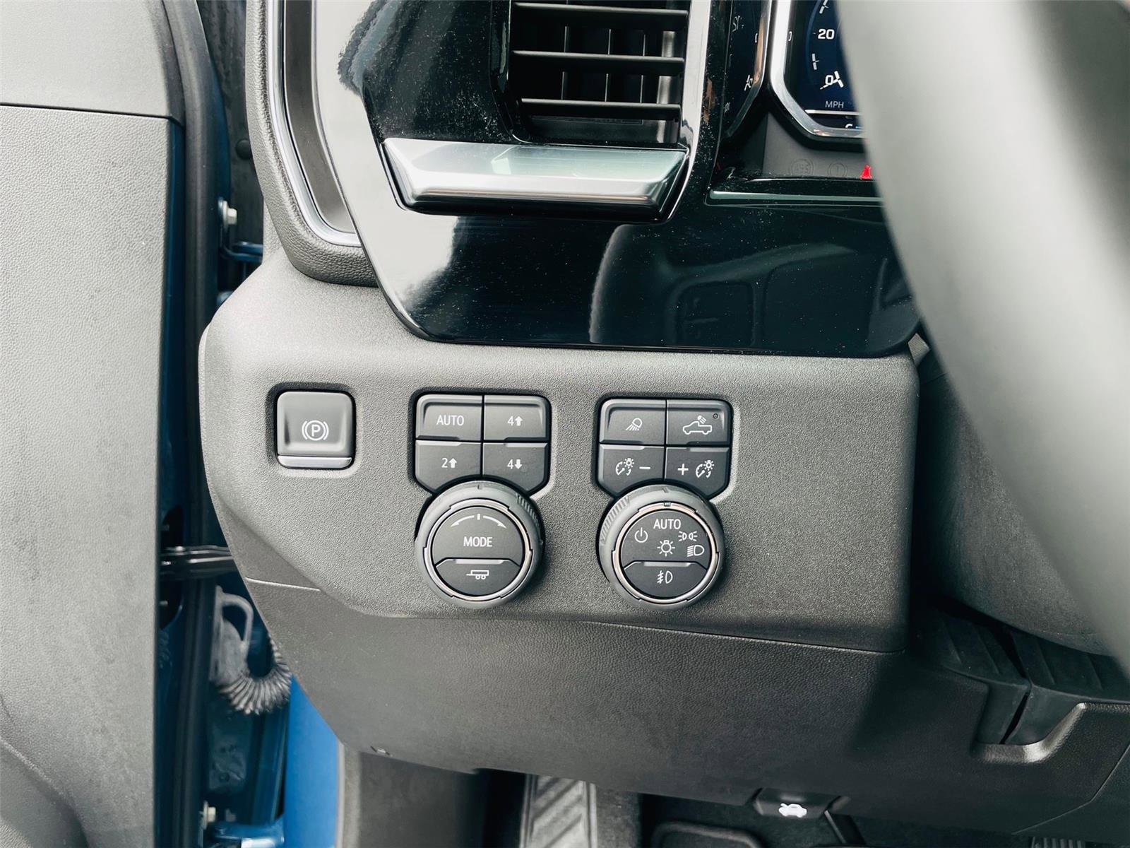 Used 2025 Chevrolet Silverado 2500 LTZ w/ Trail Boss Package AWD/4WD image 15