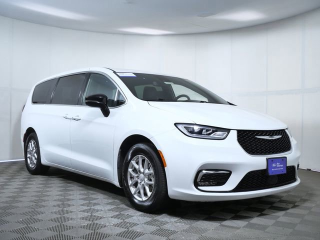 Used 2025 Chrysler Pacifica Select image 5