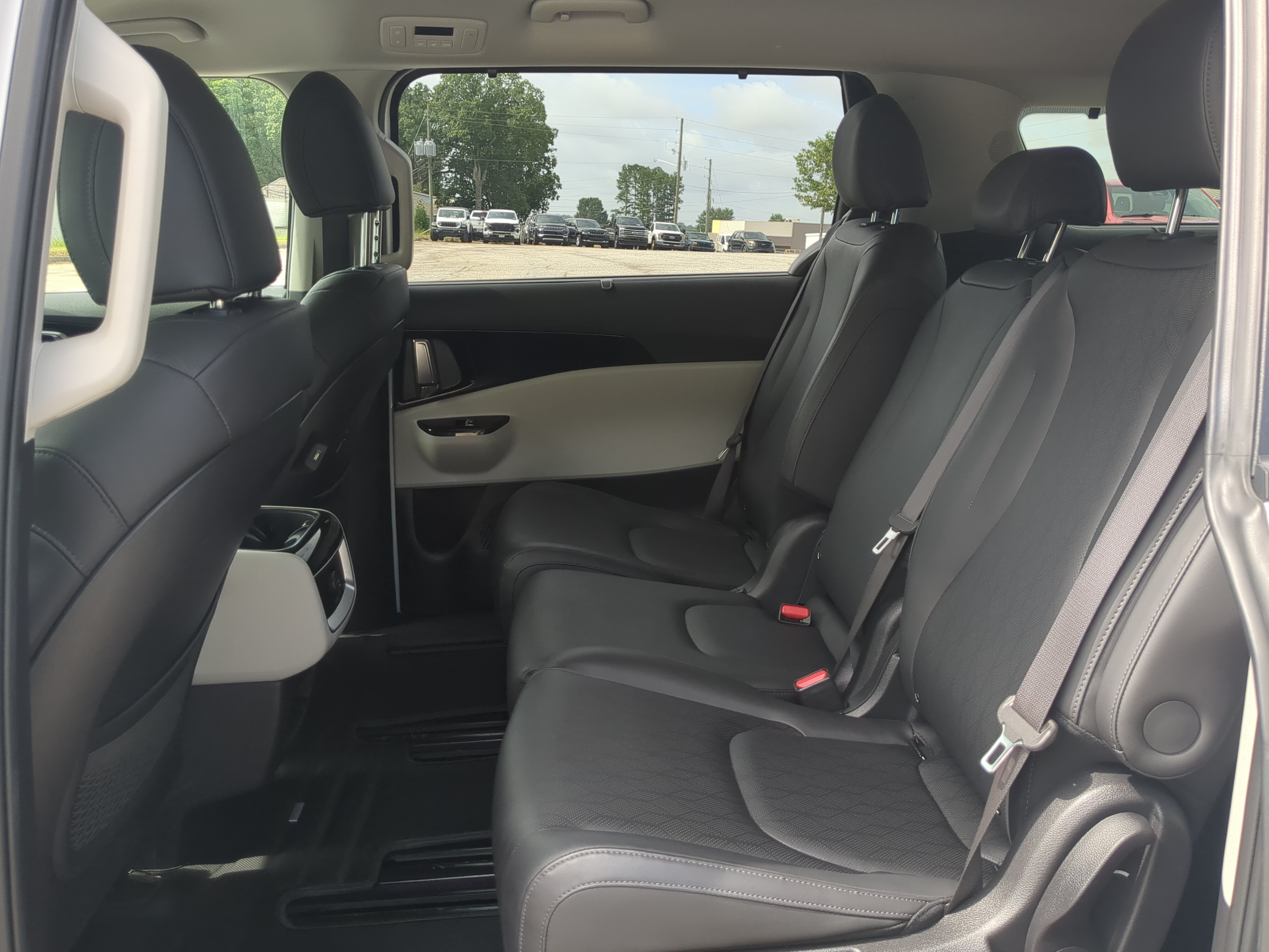 Used 2023 Kia Carnival EX FWD image 12