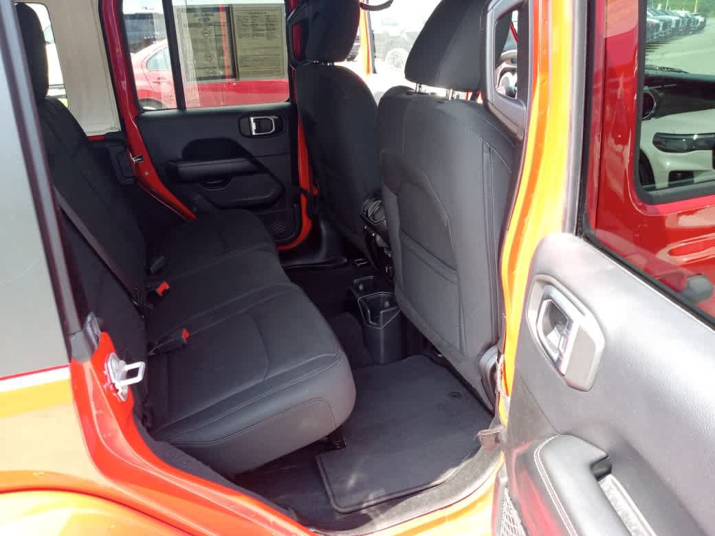 Used 2018 Jeep Wrangler Unlimited Sahara AWD/4WD image 27