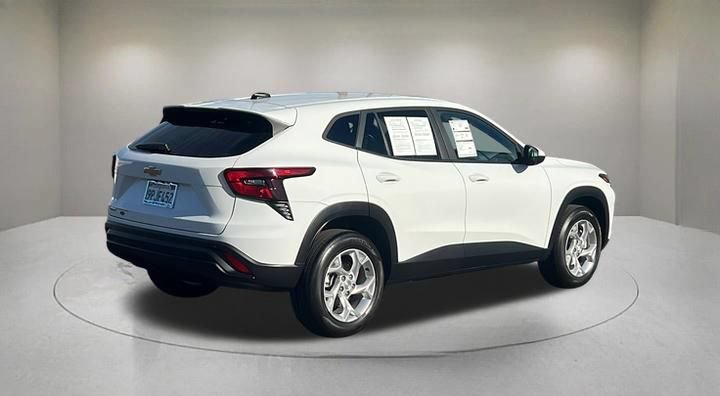 Used 2024 Chevrolet Trax LS w/ LS Convenience Package FWD image 5