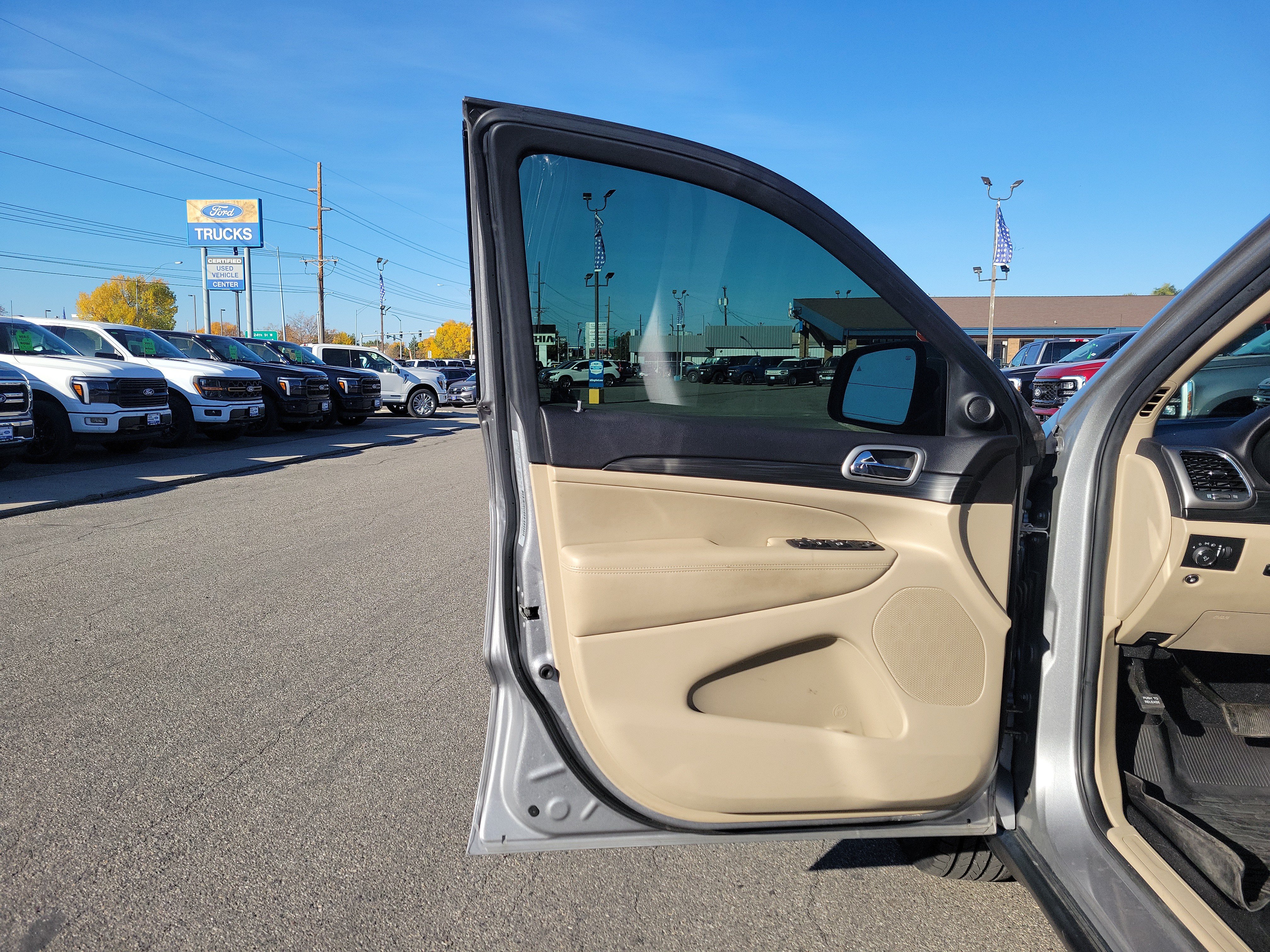 Used 2019 Jeep Grand Cherokee Laredo AWD/4WD image 15