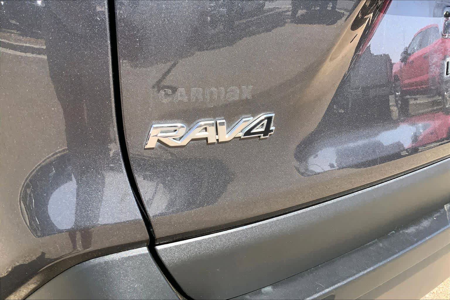 Used 2020 Toyota RAV4 LE FWD image 10