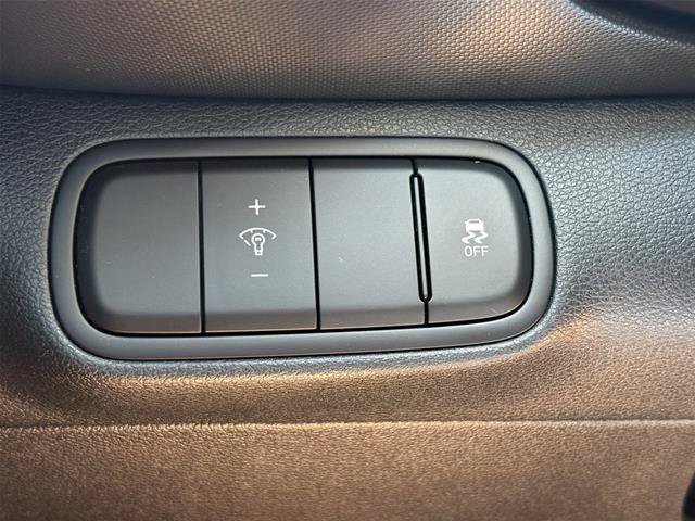 Used 2024 Hyundai Venue Limited FWD image 18