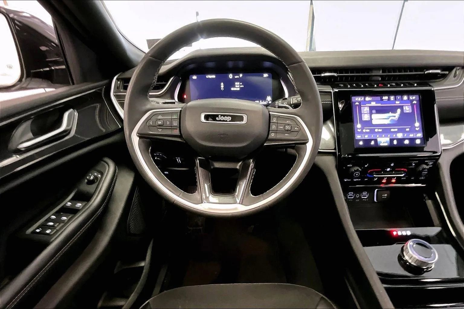 Used 2023 Jeep Grand Cherokee L Laredo image 5