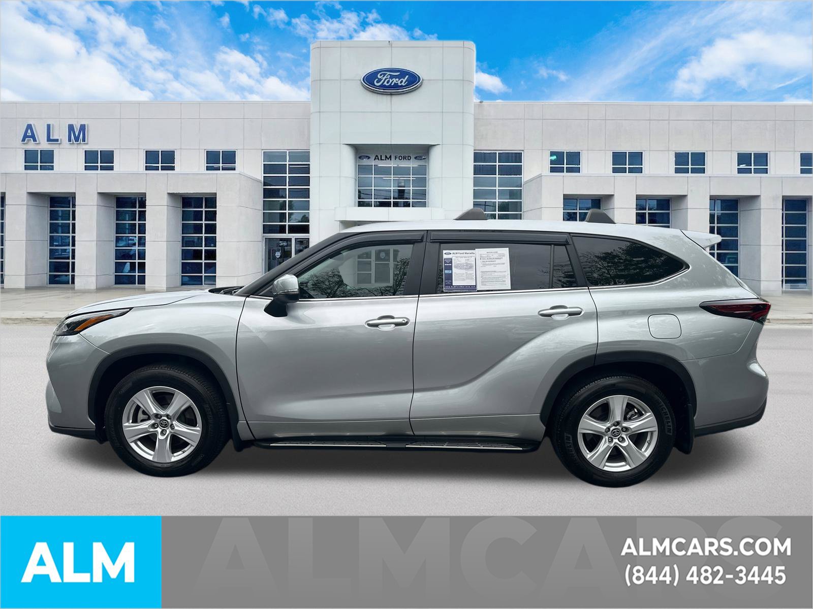 Used 2024 Toyota Highlander LE AWD/4WD image 9