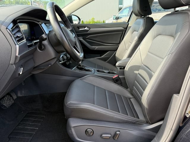 Used 2024 Volkswagen Jetta SE w/ Panoramic Sunroof Package FWD image 19