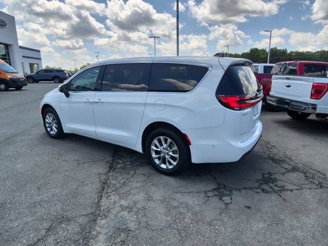 Used 2023 Chrysler Pacifica Touring-L AWD/4WD image 6
