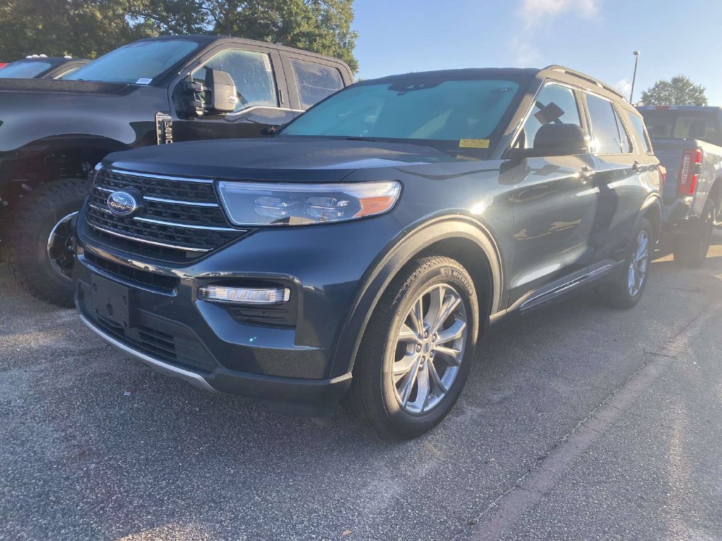 Certified 2024 Ford Explorer XLT w/ Equipment Group 202A RWD image 3