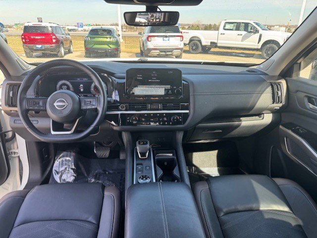 Used 2024 Nissan Pathfinder Platinum image 29