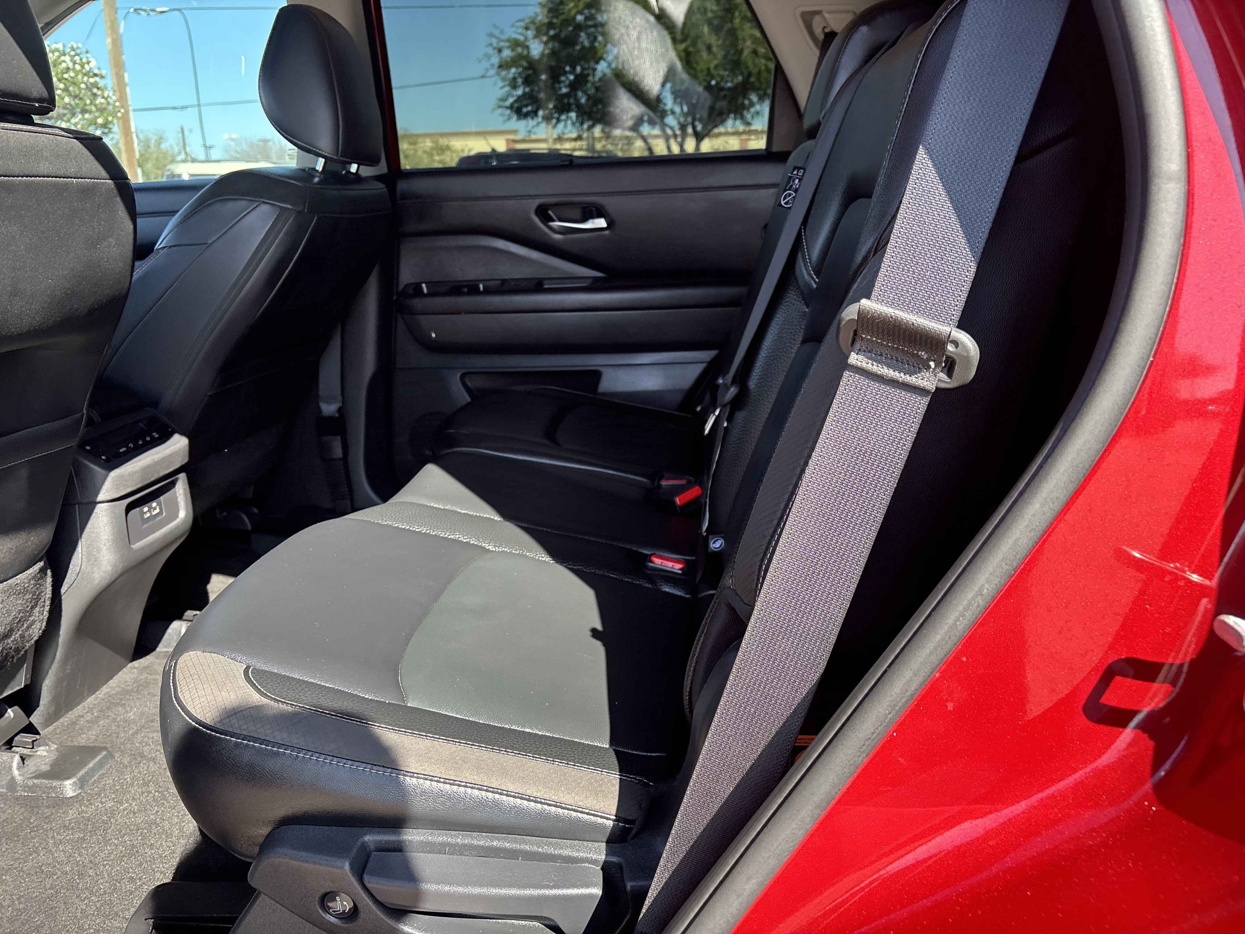 Used 2023 Nissan Pathfinder SL image 15