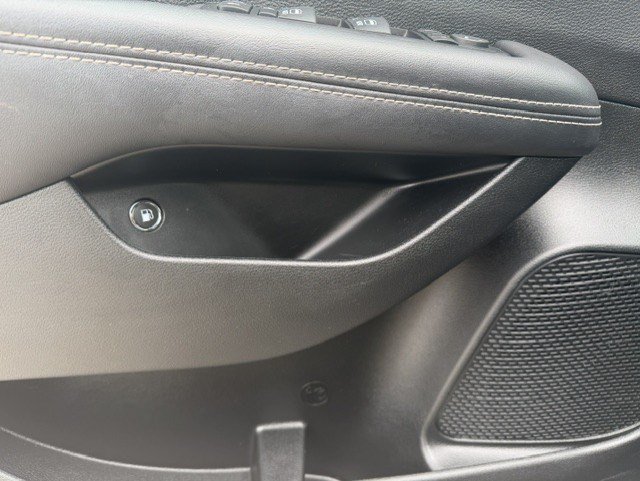 Used 2025 Chrysler Pacifica Select FWD image 13