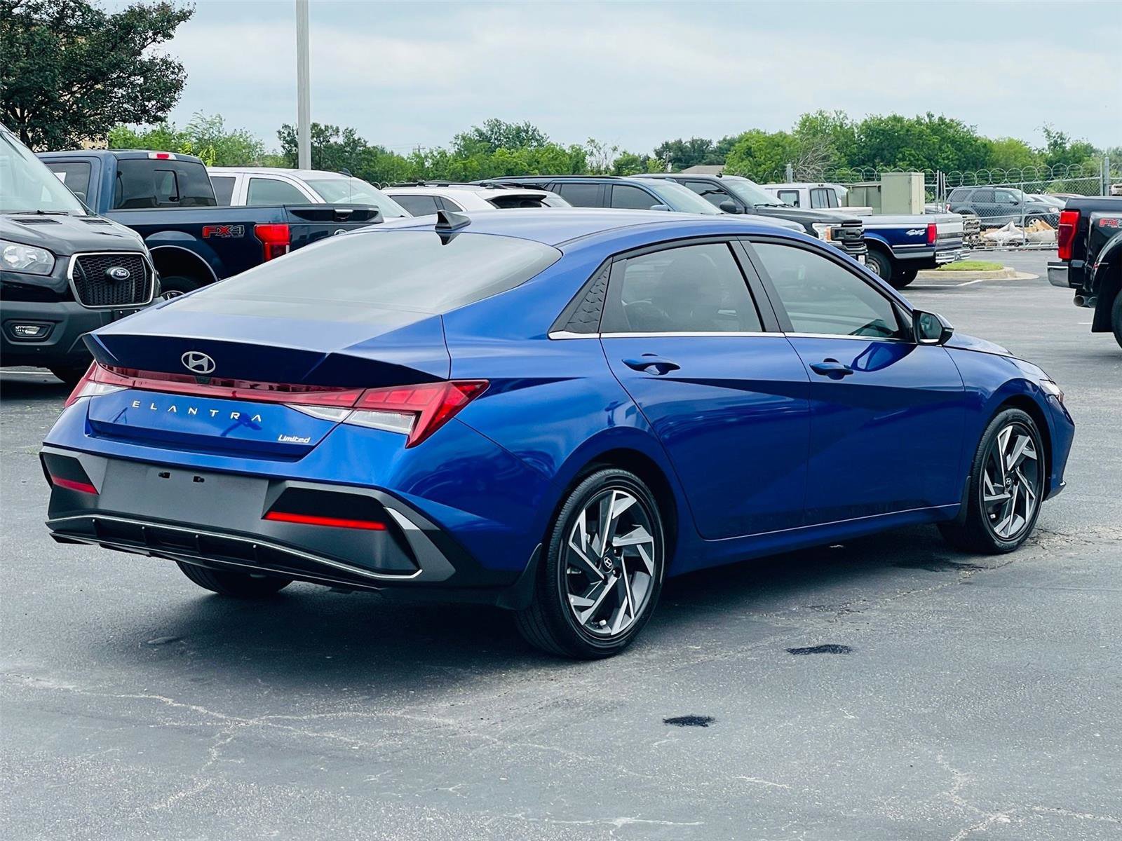 Used 2025 Hyundai Elantra Limited FWD image 4