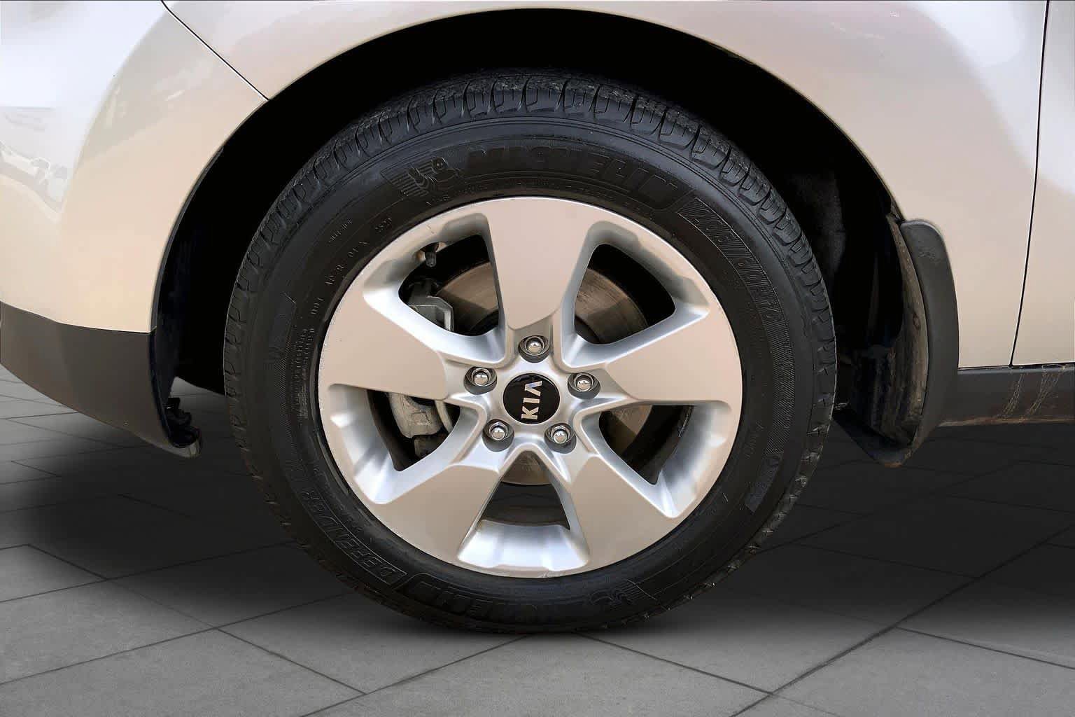 Used 2017 Kia Soul w/ Convenience Package FWD image 11