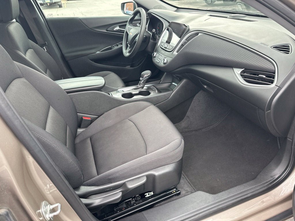 Used 2025 Chevrolet Malibu LT FWD image 11