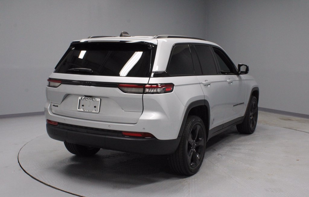 Used 2023 Jeep Grand Cherokee Altitude AWD/4WD image 10