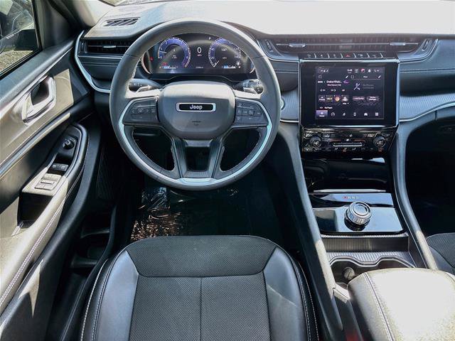 Used 2025 Jeep Grand Cherokee Altitude RWD image 24