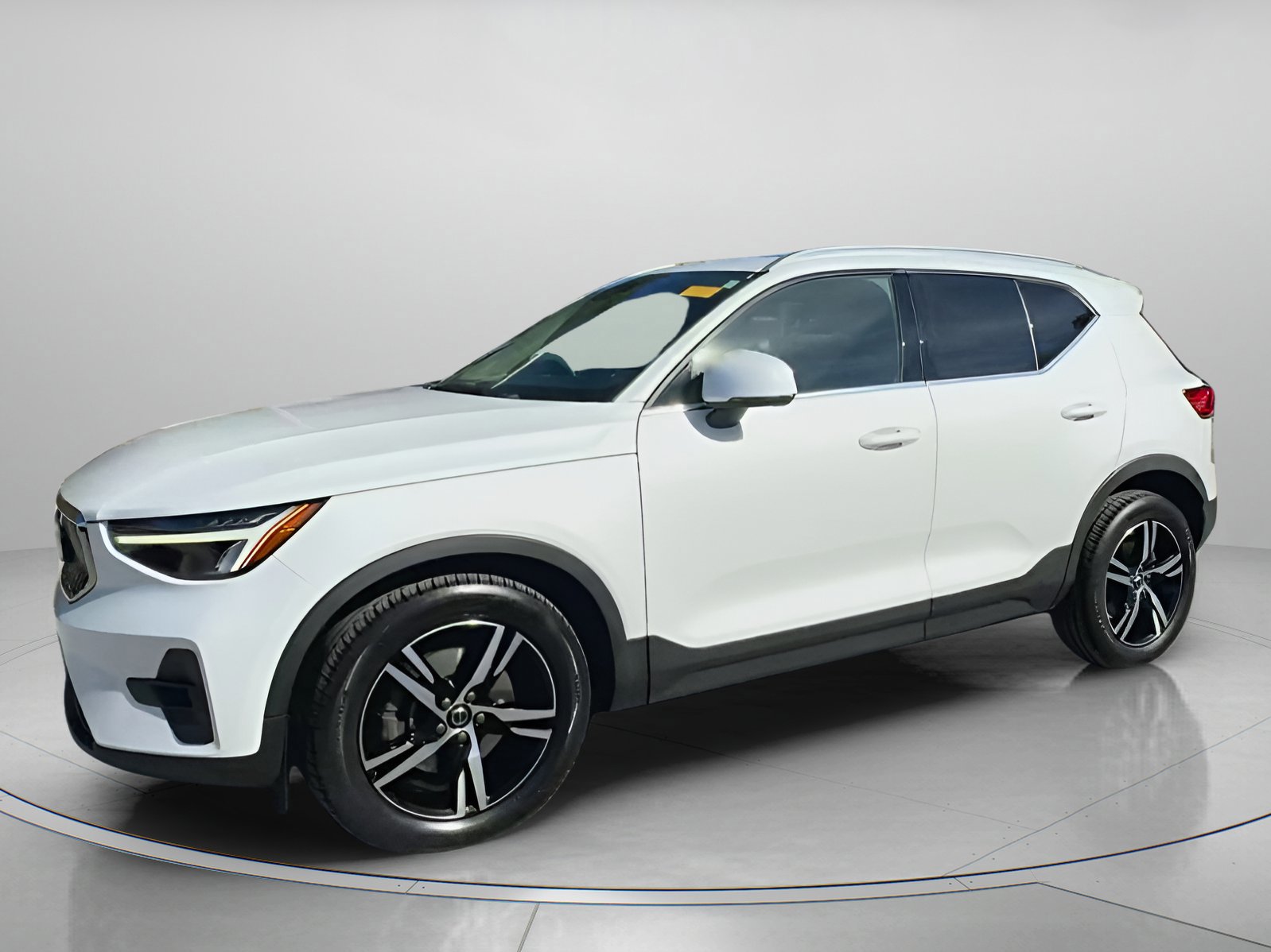 Used 2023 Volvo XC40 B5 Plus image 6