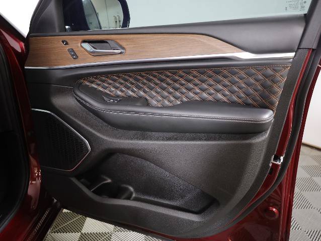 Used 2025 Jeep Grand Cherokee Summit AWD/4WD image 38