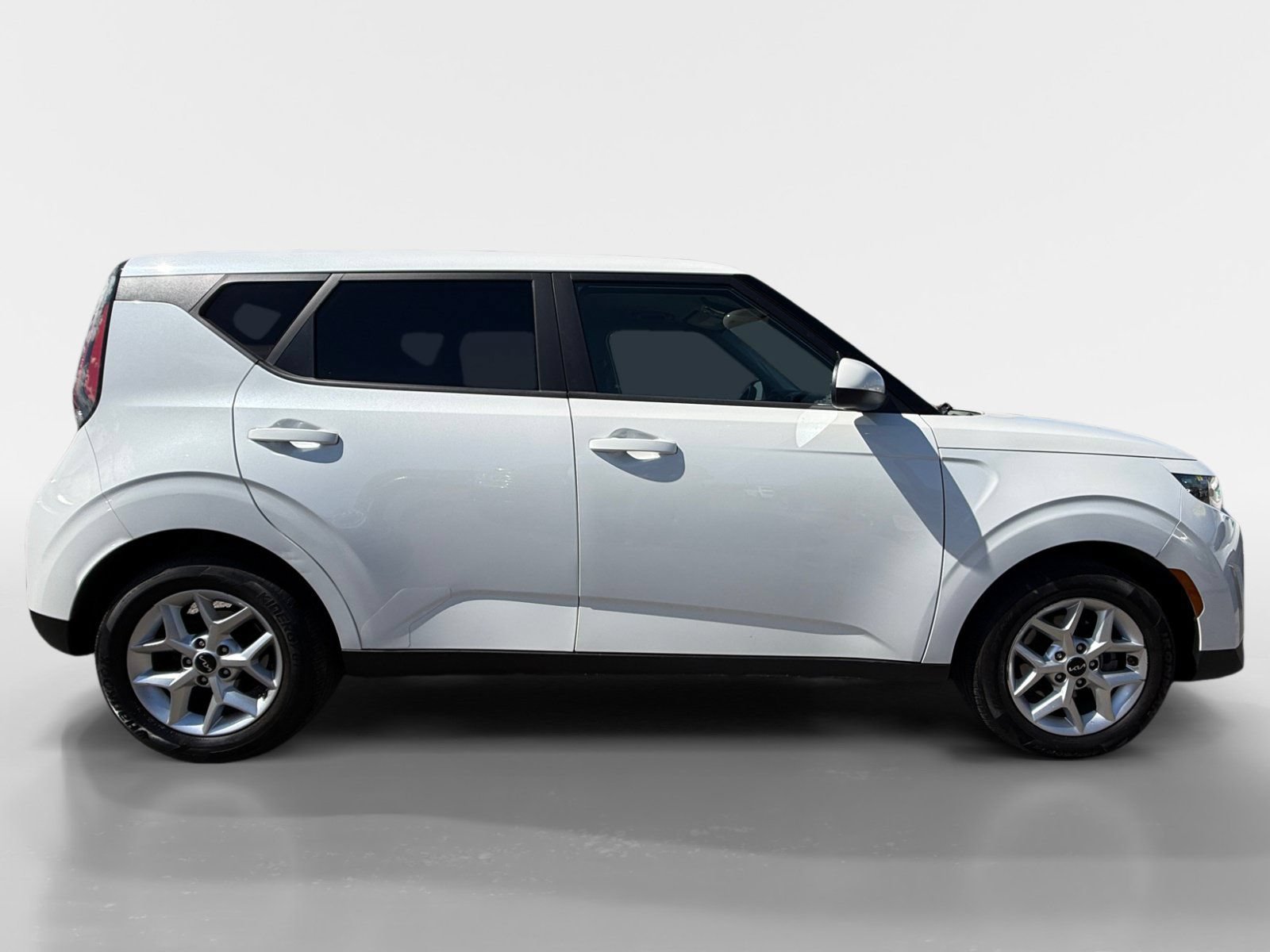 Used 2025 Kia Soul LX w/ LX Technology Package FWD image 8