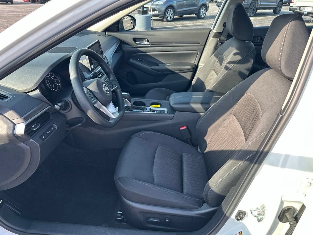 Used 2025 Nissan Altima 2.5 SV AWD/4WD image 12