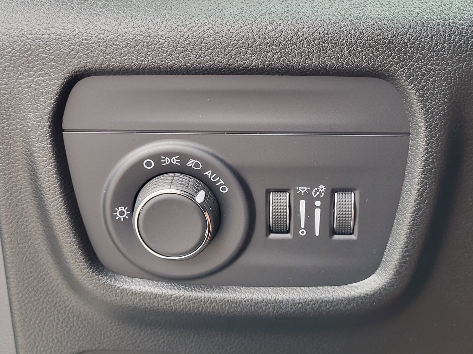 Used 2025 Jeep Grand Cherokee L Laredo image 23