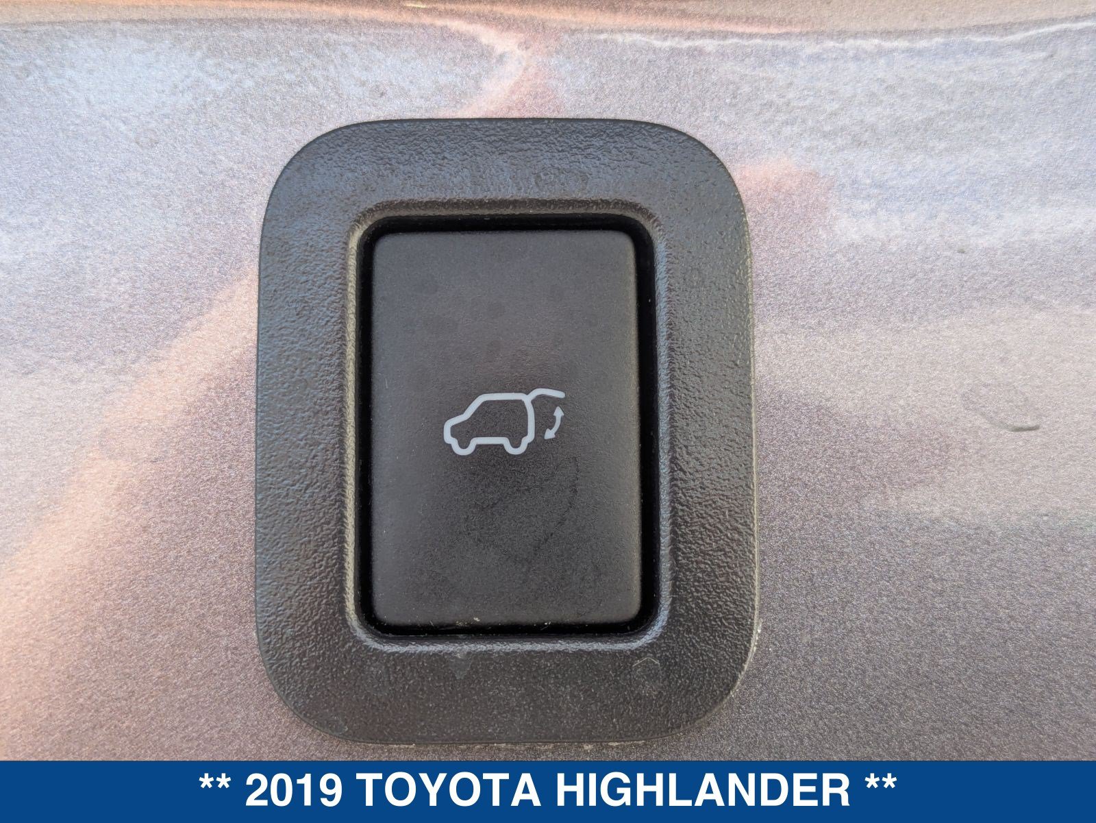 Used 2019 Toyota Highlander XLE FWD image 15