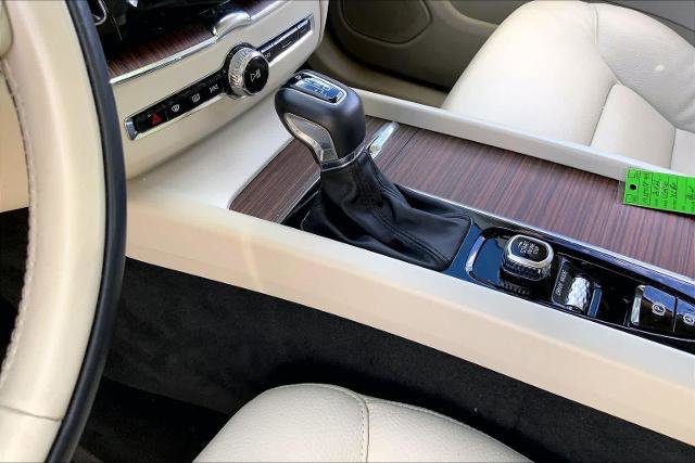 Used 2021 Volvo XC60 T5 Momentum w/ Premium Package image 16