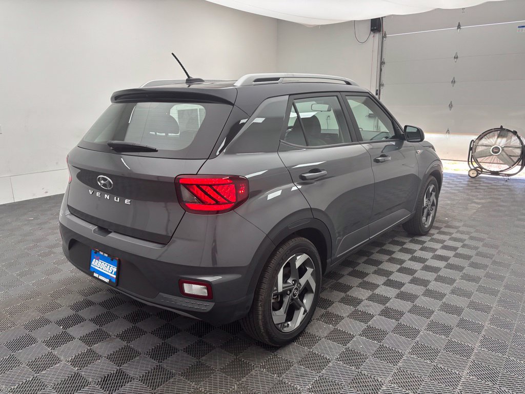 Used 2024 Hyundai Venue Limited FWD image 8