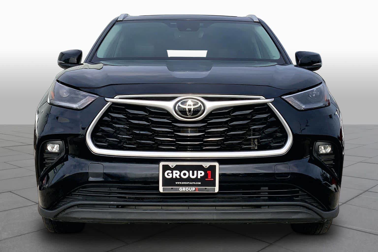 Used 2022 Toyota Highlander XLE AWD/4WD image 4