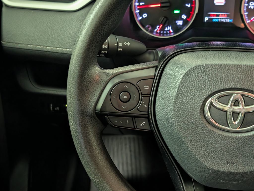 Used 2020 Toyota RAV4 XLE AWD/4WD image 17