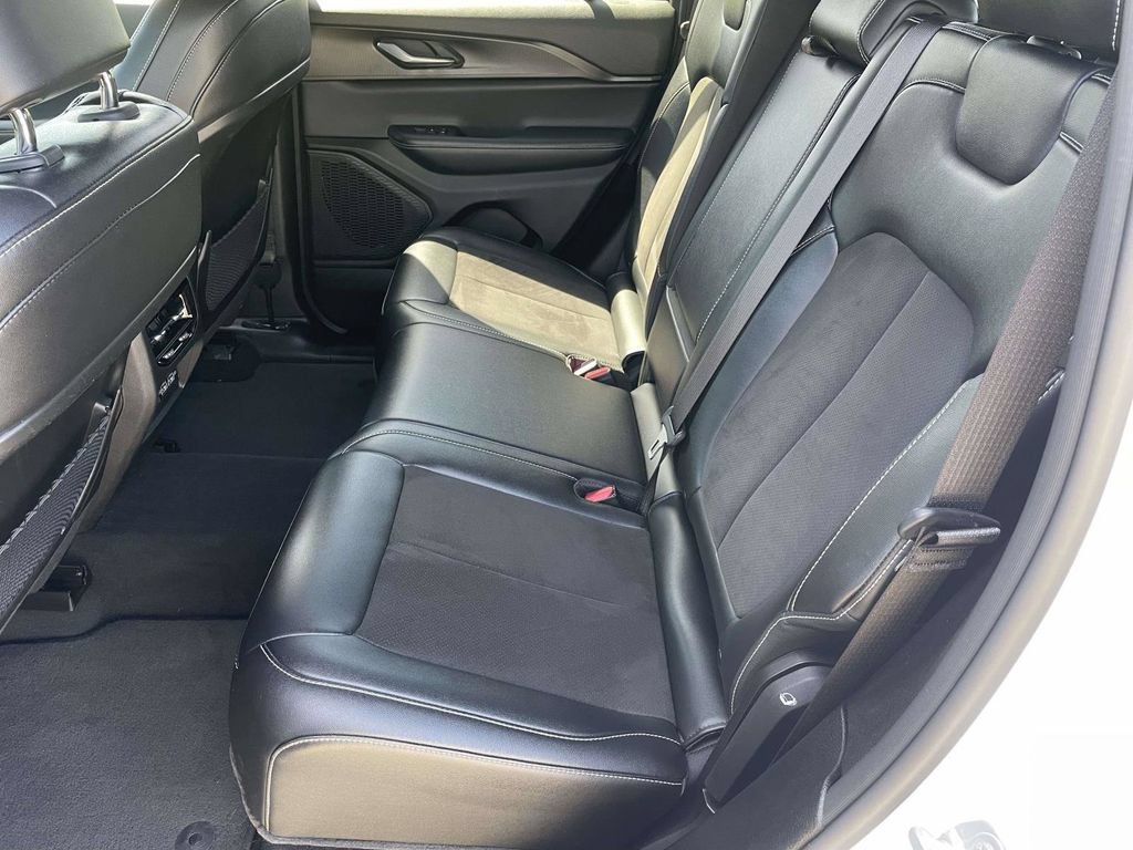 Used 2023 Jeep Grand Cherokee Altitude AWD/4WD image 12