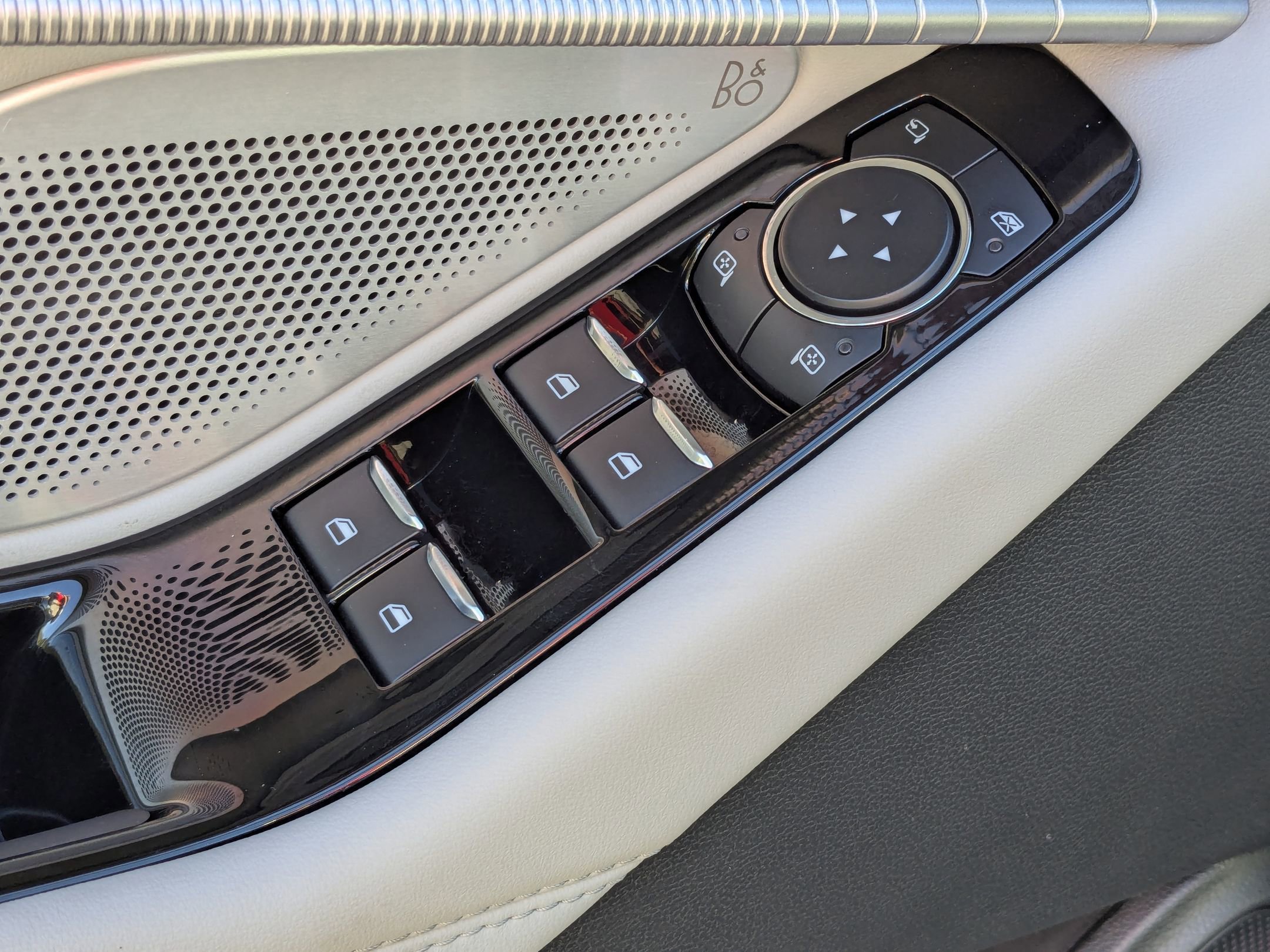 Certified 2025 Ford Explorer Platinum w/ LUX Leather Package image 14