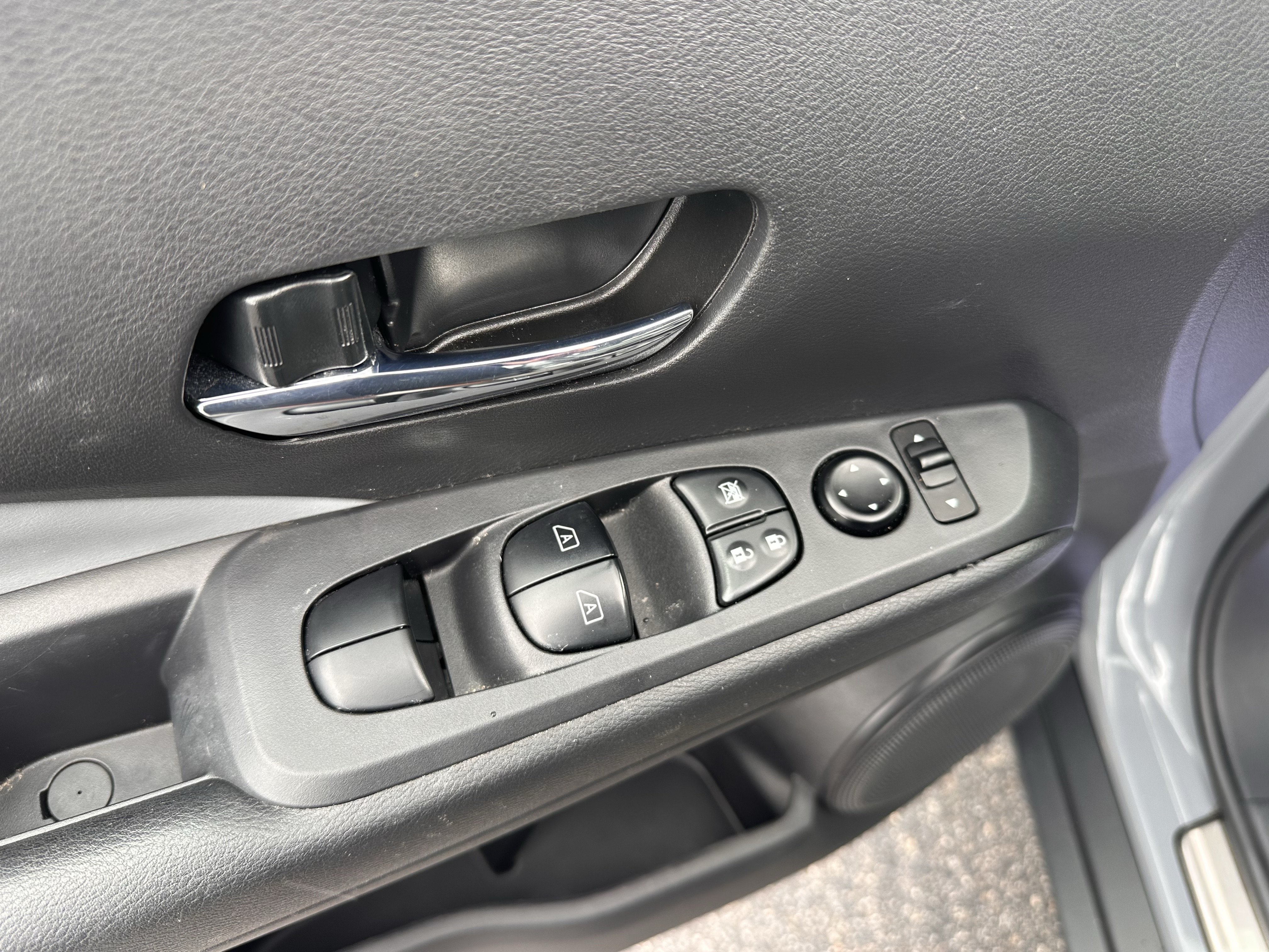 Used 2022 Nissan Kicks SR w/ Premium Package FWD image 18