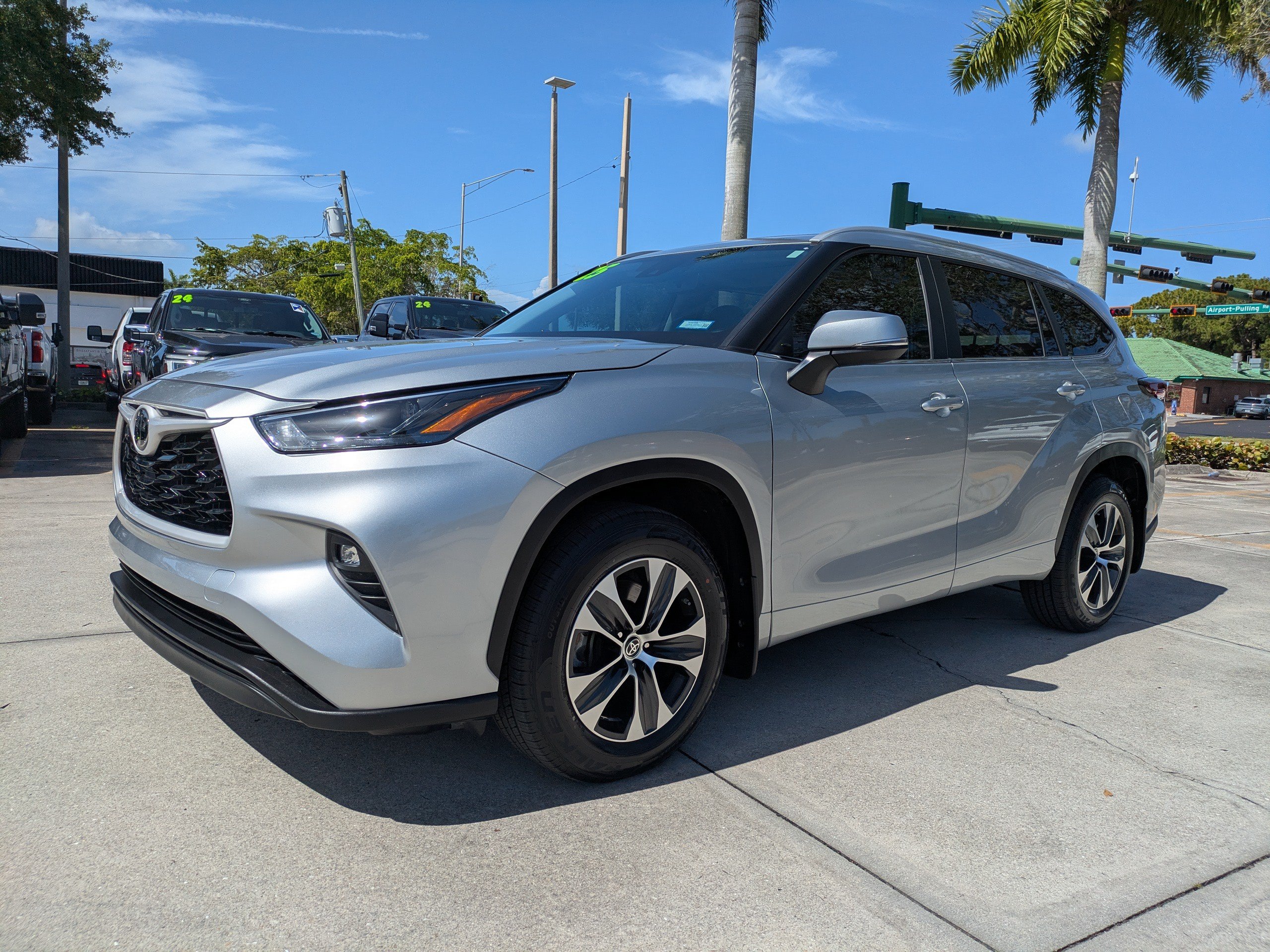 Used 2025 Toyota Highlander XLE FWD image 7