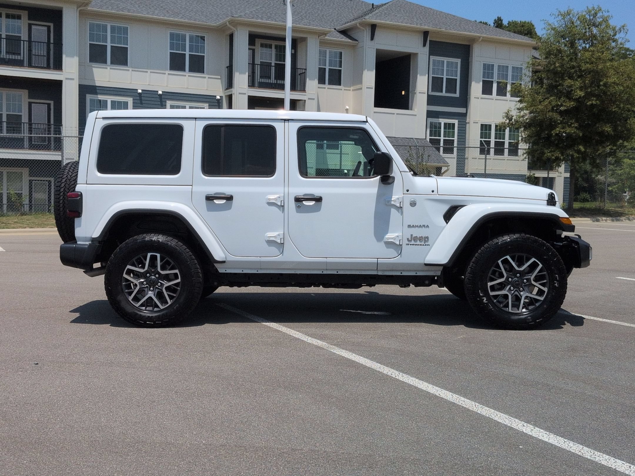 Used 2024 Jeep Wrangler Unlimited Sahara w/ Technology Group AWD/4WD image 3