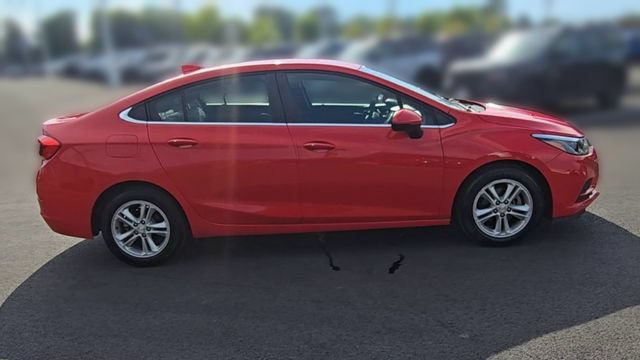 Used 2018 Chevrolet Cruze LT w/ Convenience Package FWD image 2
