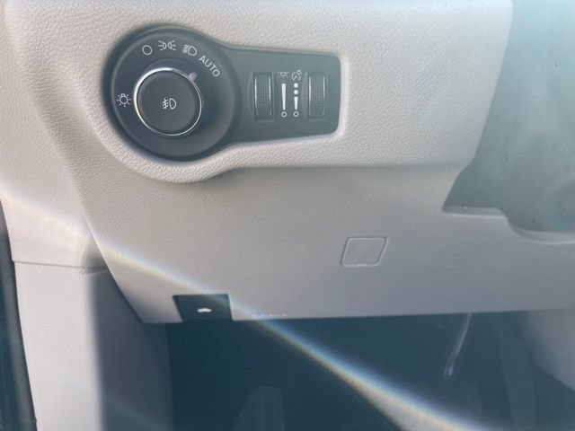 Used 2024 Chrysler Pacifica Touring-L FWD image 11