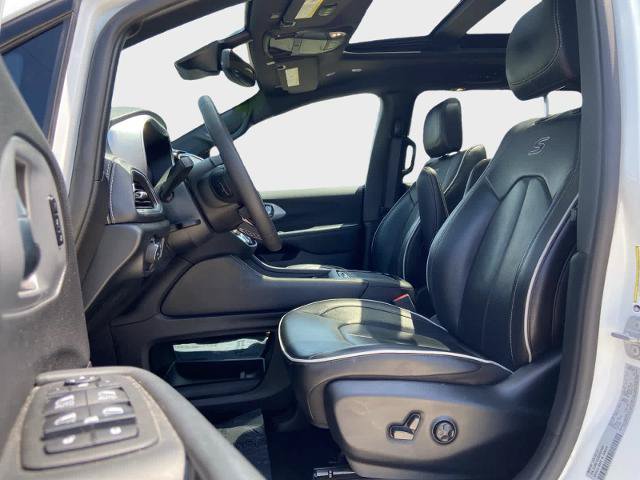 Used 2025 Chrysler Pacifica Limited FWD image 13