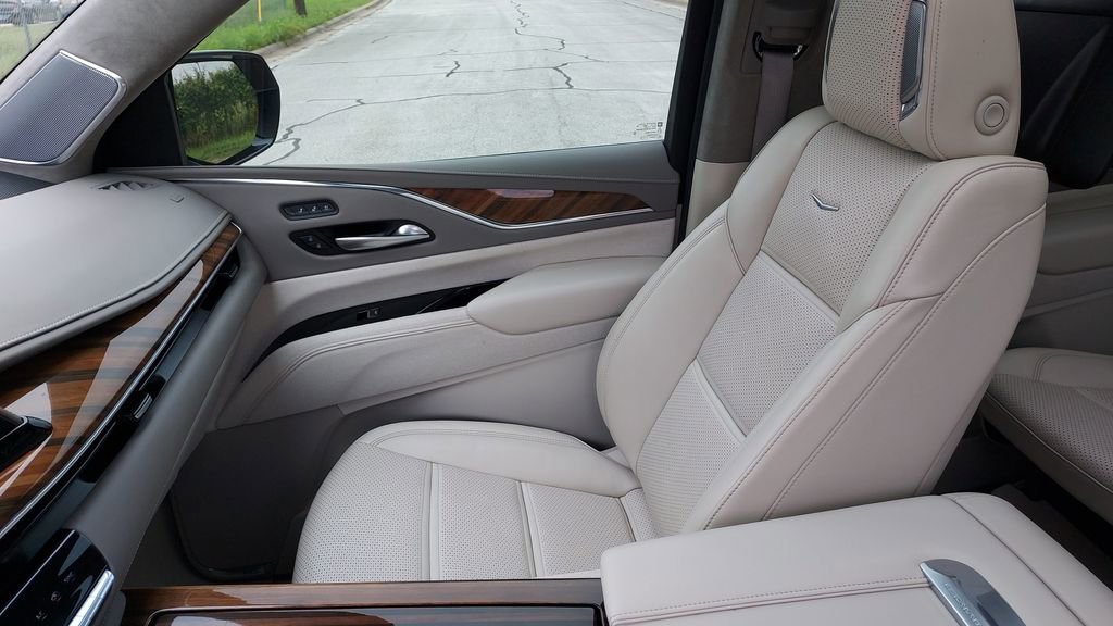 Used 2024 Cadillac Escalade Sport Platinum w/ LPO, ONYX Package AWD/4WD image 19
