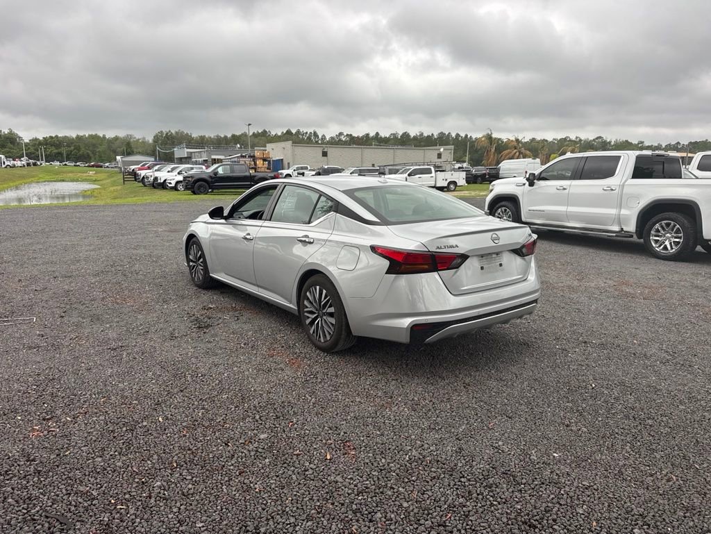 Used 2024 Nissan Altima 2.5 SV FWD image 3