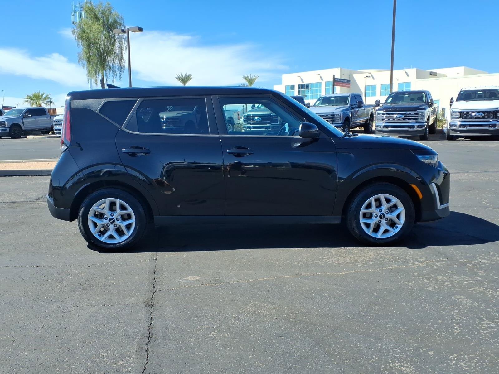 Used 2025 Kia Soul LX w/ LX Technology Package FWD image 7